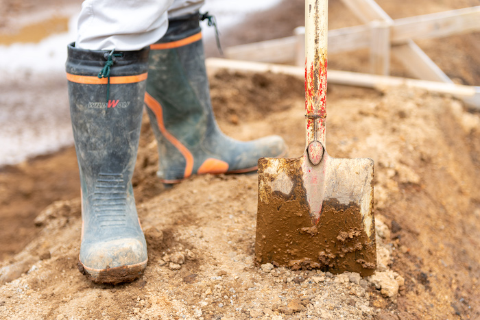 遠くを見るスタッフ