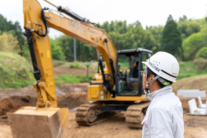 遠くを見るスタッフ